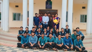 Dept. of Physics :+3 6th sem. Students with departmental faculty members and External Examiner.